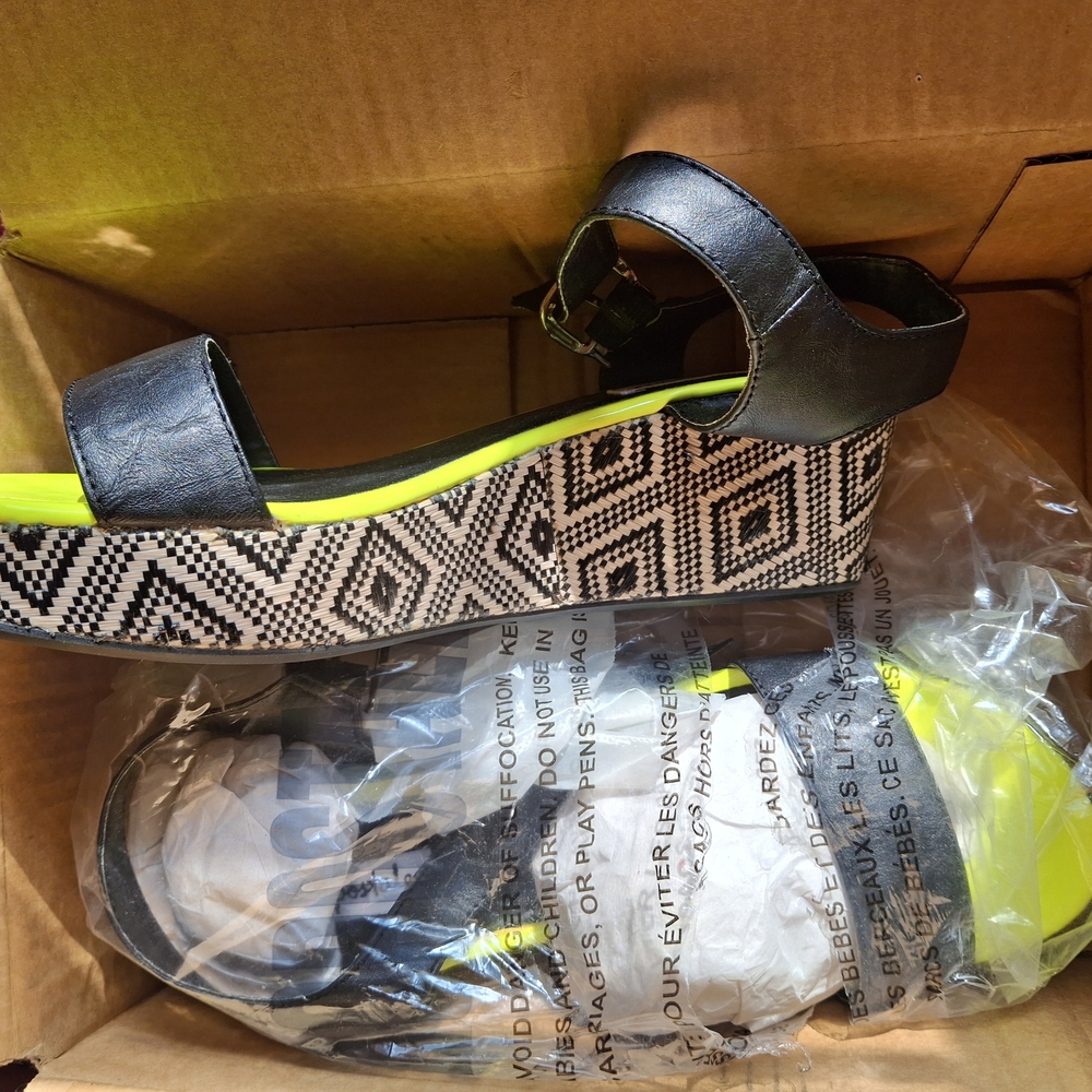 Aeropostale Black and Neon Yellow Sandals